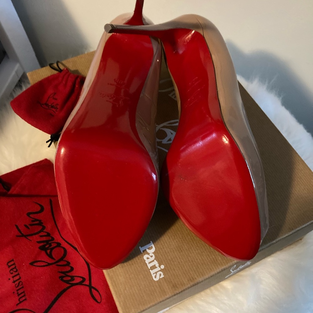 New in box Nude Very Prive Christian Louboutin platform pumps! Size 40.5